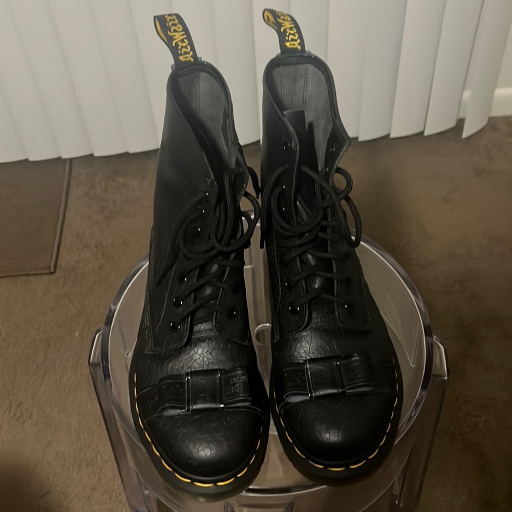 DR MARTENS CRACKLE BOW TIE BOOTS
